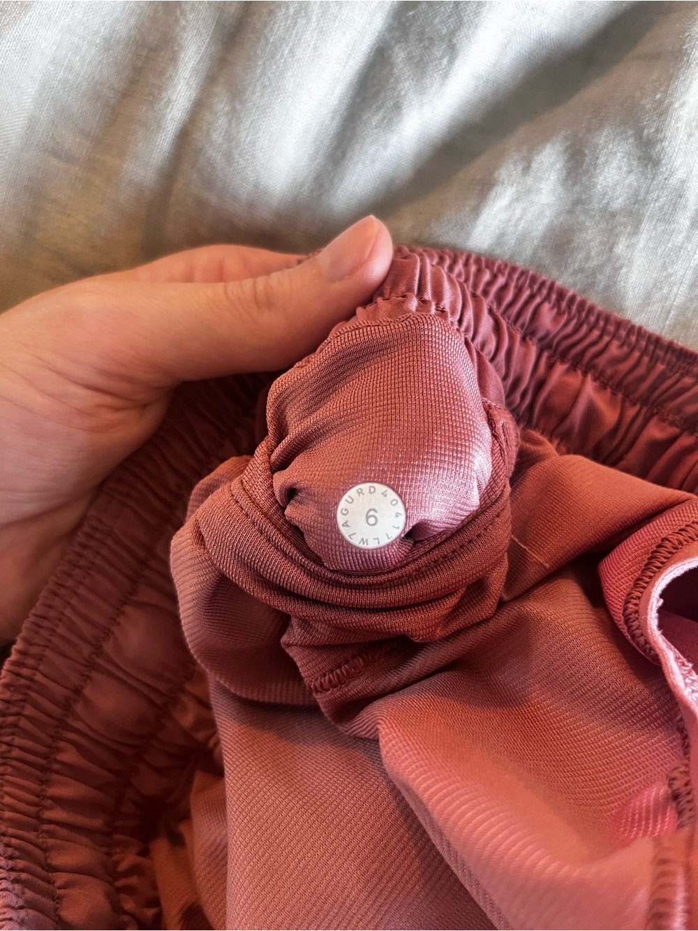 Lululemon hotty hot shorts 2.5” size 6 - Dusty Rose color *RARE - Picture 4 of 4